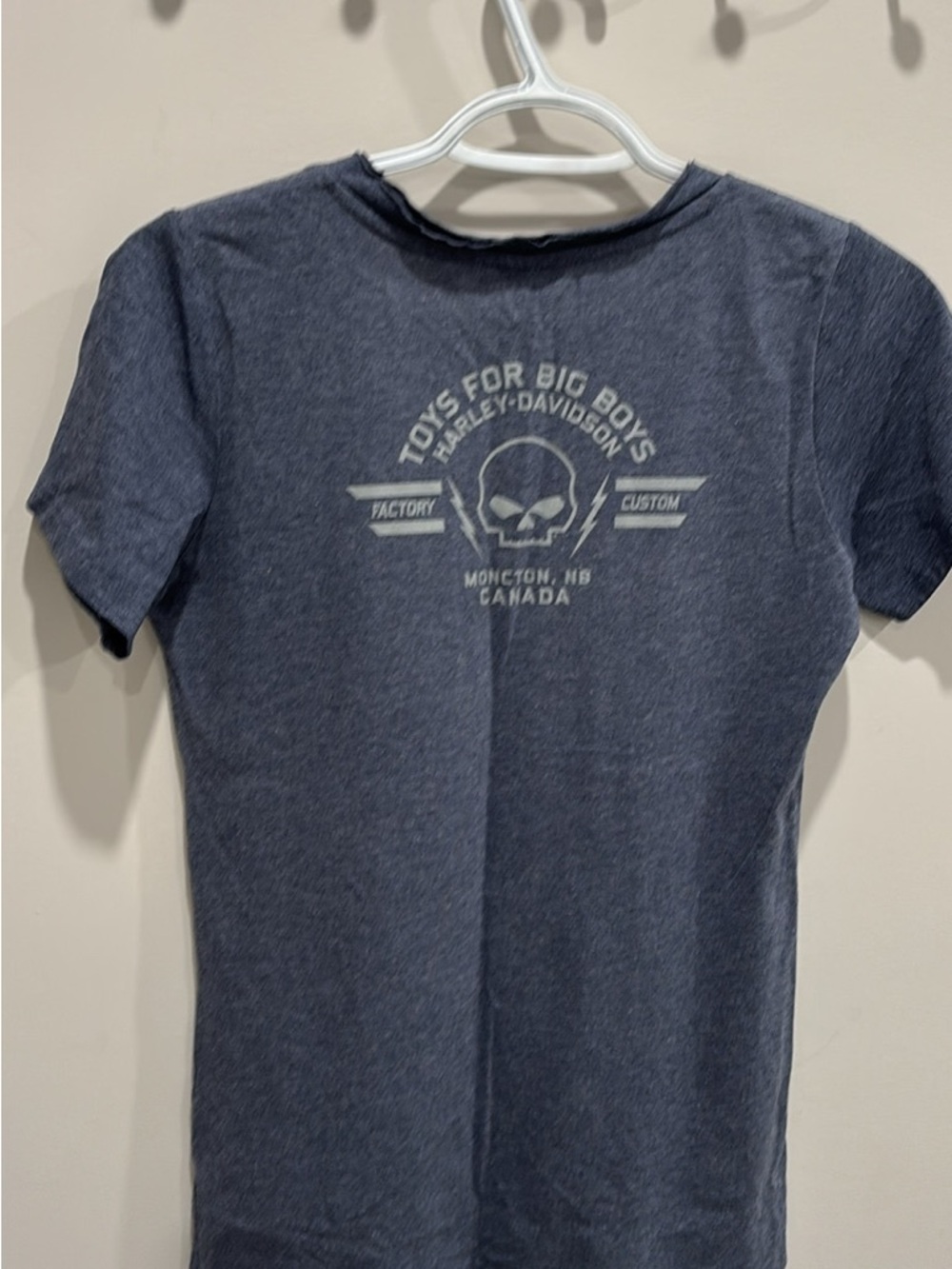 Harley-Davidson Women’s Navy Blue Tee with Light Gray Skull Graphic